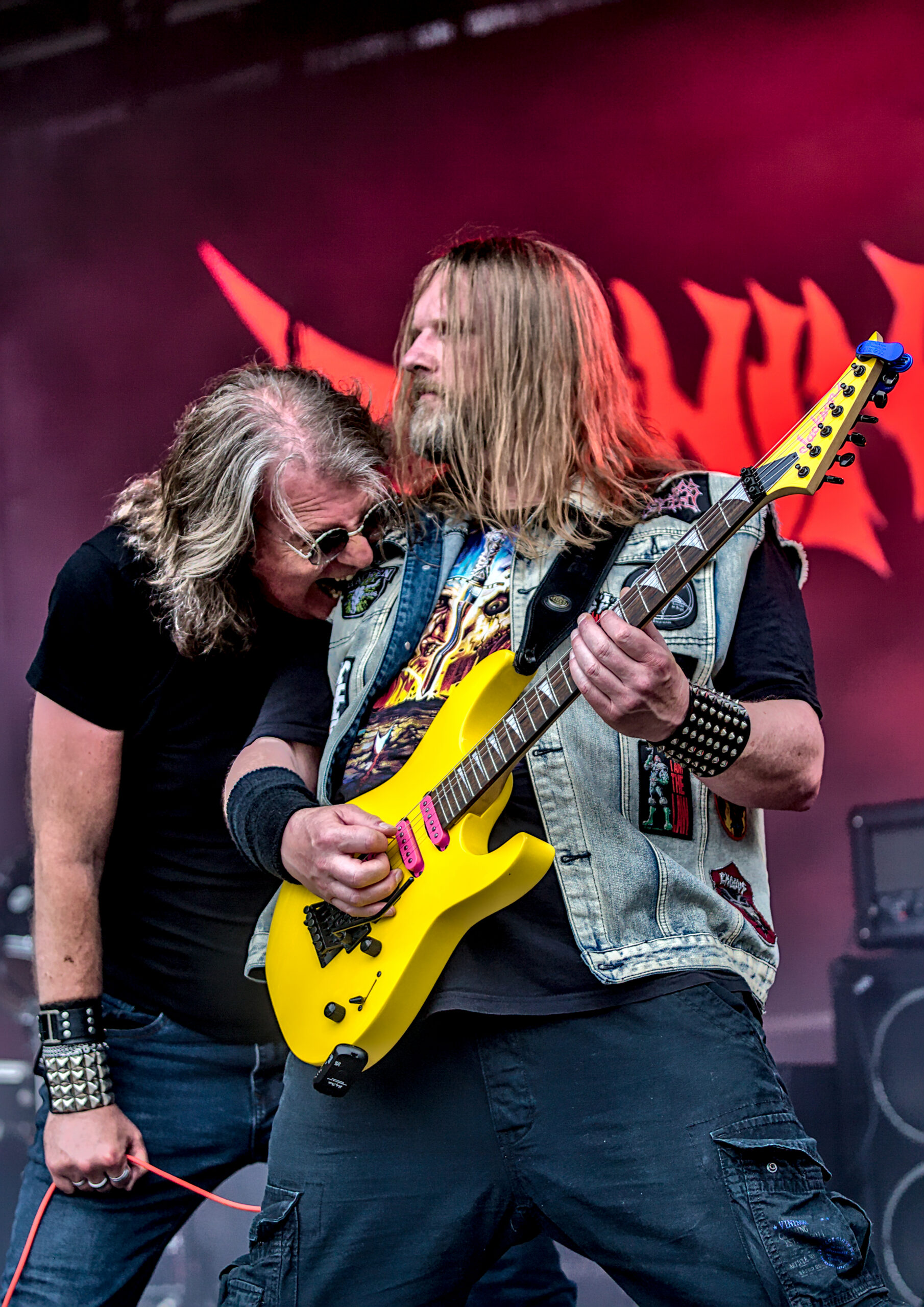 De zanger beet de gitarist tijdens een live concert