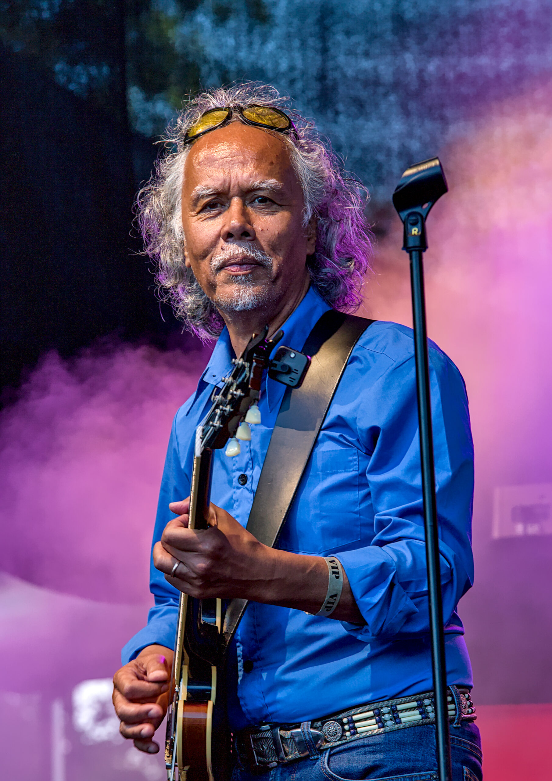 Concertfoto van gitarist Erwin Java live op het podium met gitaar tijdens een blues optreden - Matt West Visuals