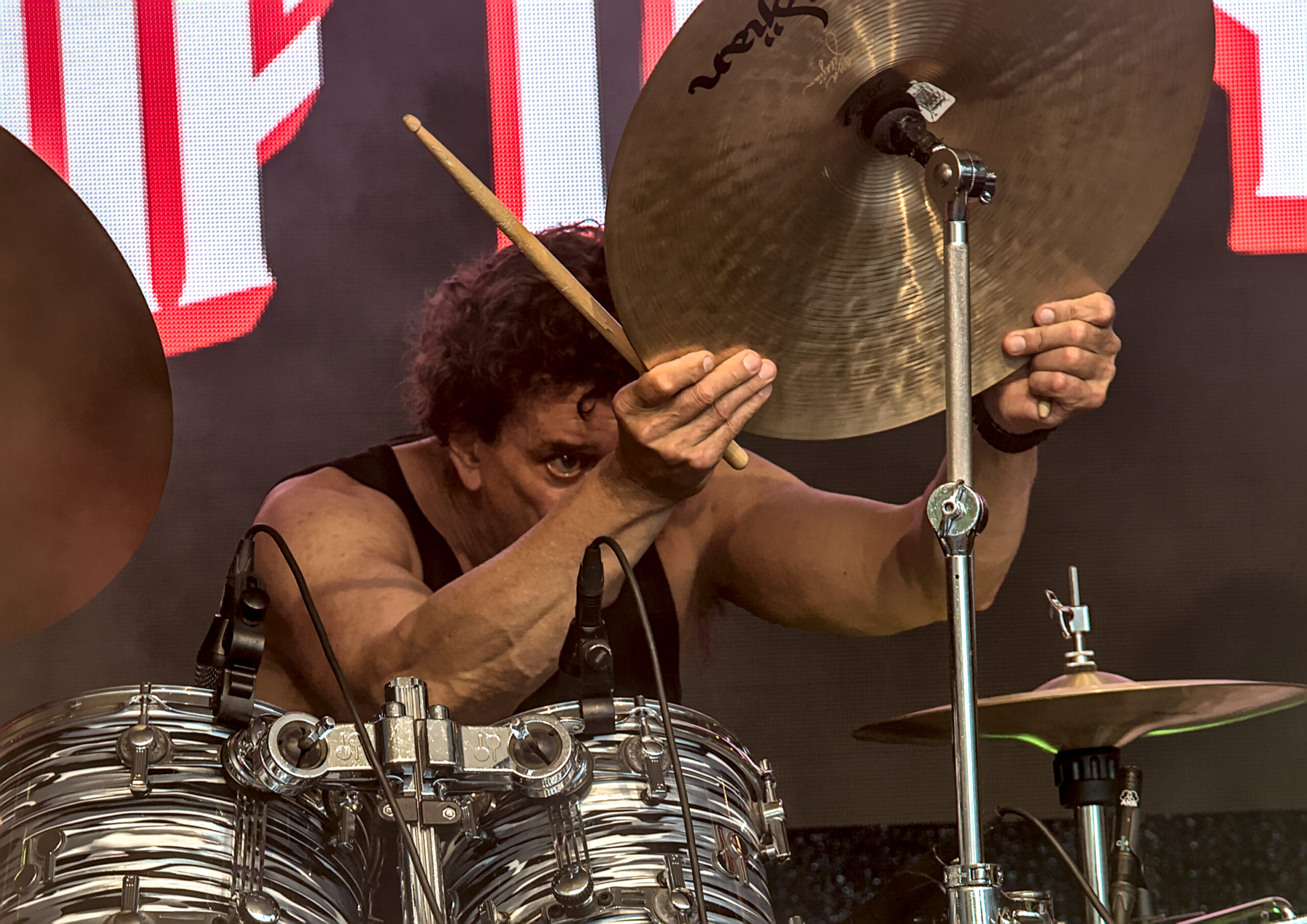 Actiefoto van een drummer tijdens een live concert van een band op het podium - Matt West Visuals